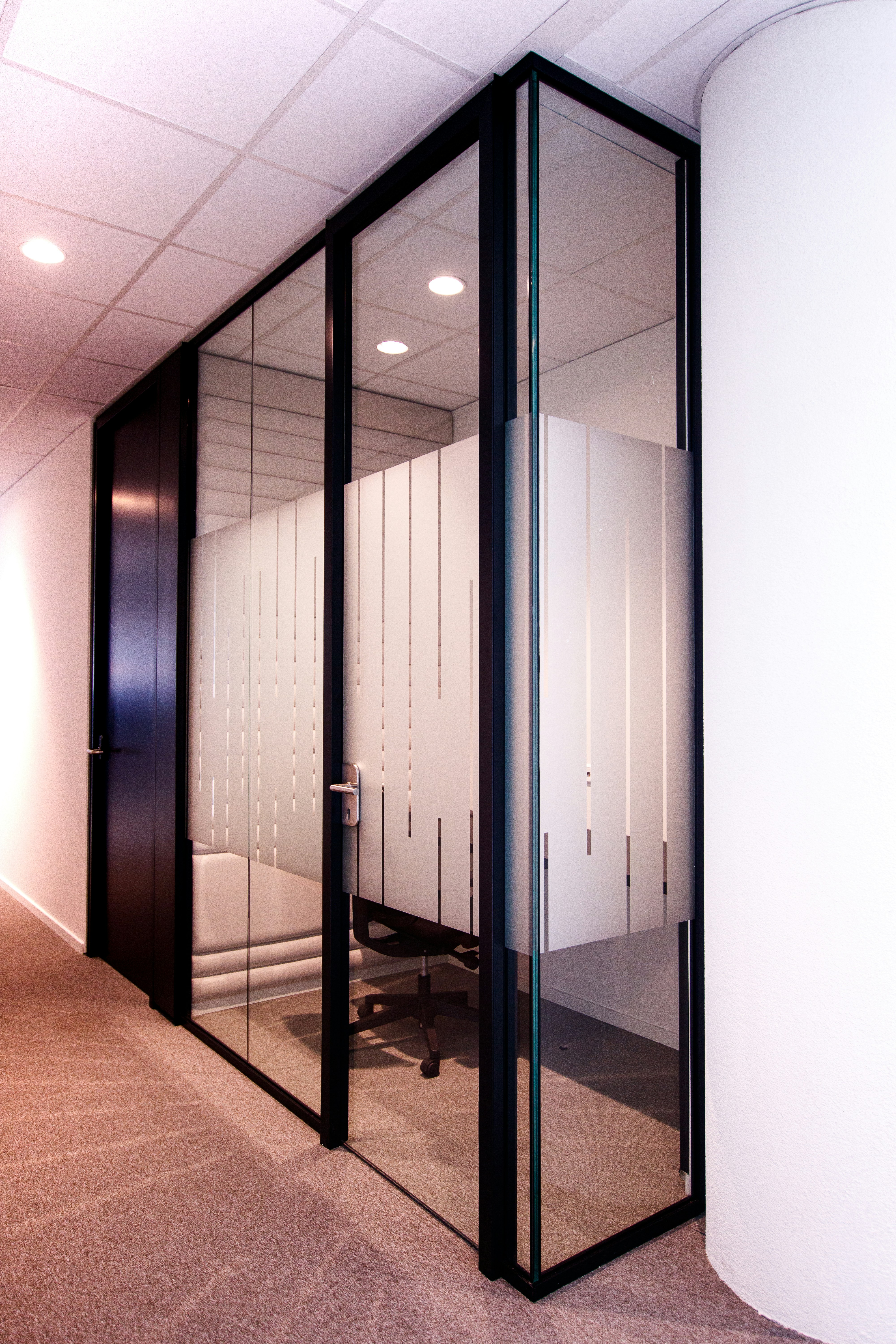 Vinilo frosted aplicado en cristal corporativo